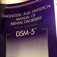 DSM-5 : qu’est-ce que le nouveau diagnostic de trouble de la communication sociale? (alternative à celui d’autisme) | PsychoMédia